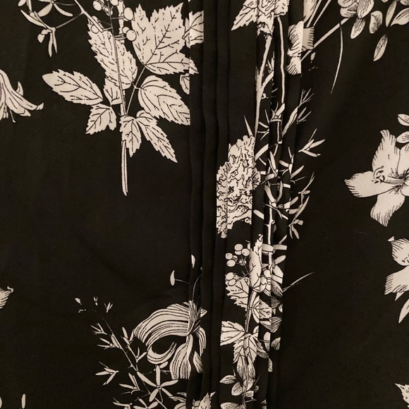 Banana Republic black and white floral dressy tank Size S - Picture 2 of 2